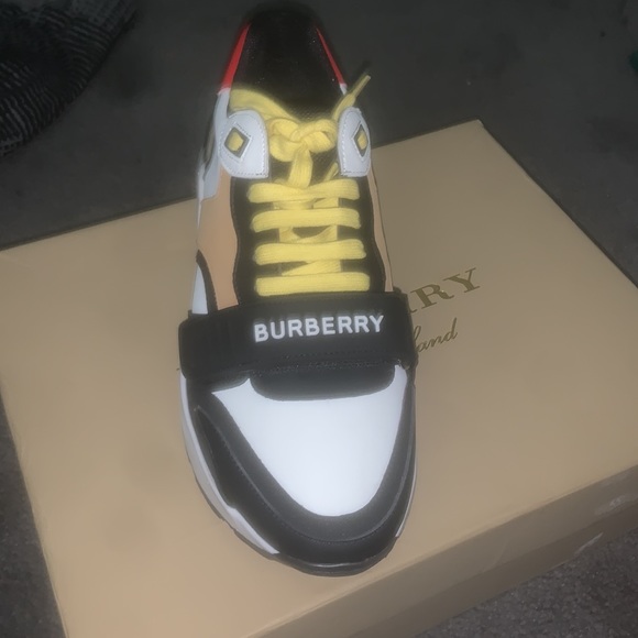 Burberry shoes - Picture 7 of 8